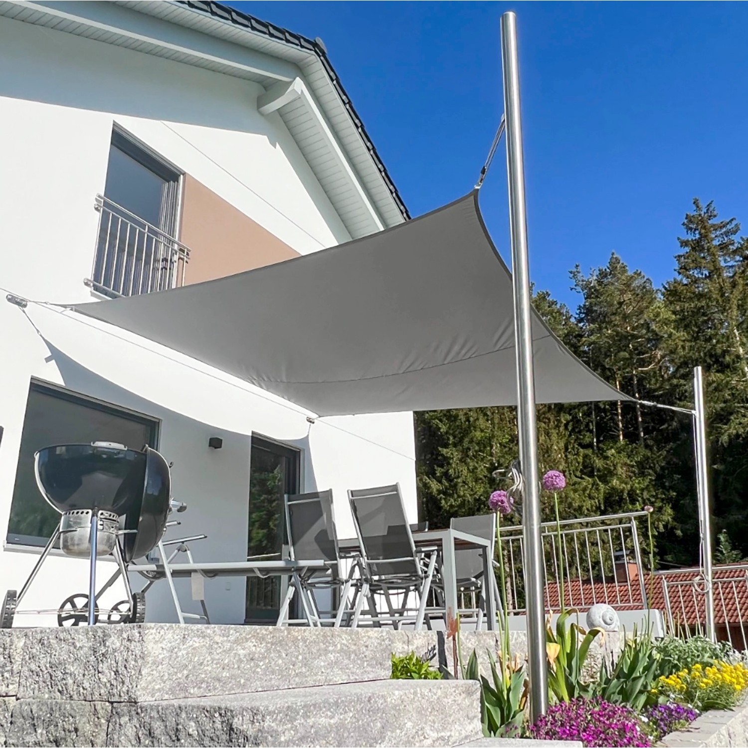 Rechteckiges, hellgraues Toldoro Sonnensegel 6x3m auf Terrasse mit Gartenmöbeln.