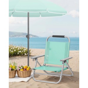 Türkiser Songmics Strandstuhl mit verstellbarer Lehne am Strand unter Sonnenschirm.