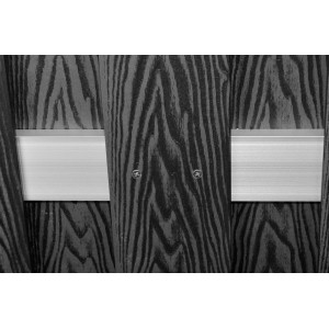 Detailansicht: WPC-Sichtschutzzaun Dalian Alu/Anthrazit, gebürstete Oberfläche und Aluminium-Querriegel.