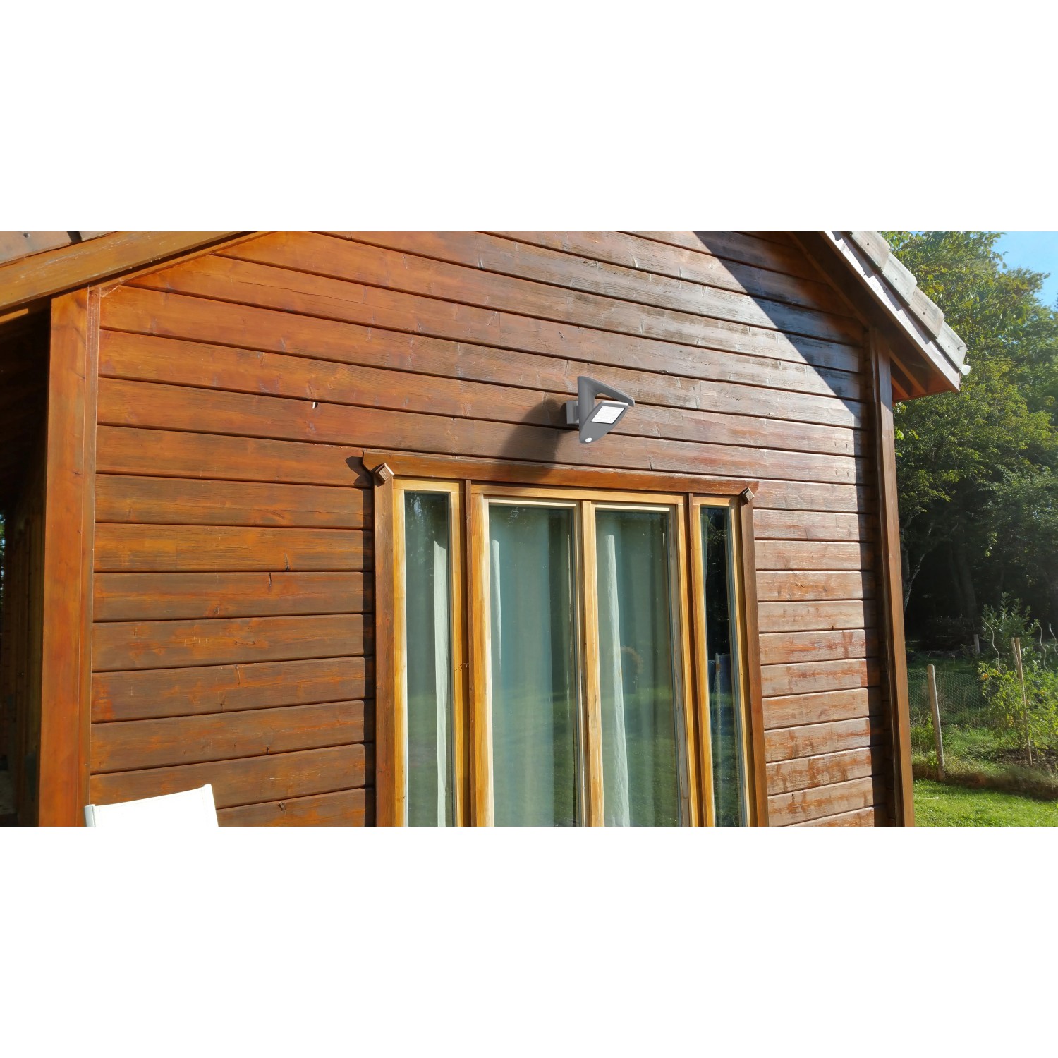 Lutec LED-Solarleuchte Zeta mit Bewegungsmelder an Holzwand montiert.