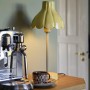 Gelbe PR Home Wera Tischleuchte im skandinavischen Design. Dekorative Innenleuchte für gemütliches Licht.