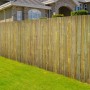 Bambus Sichtschutzzaun Brasil (100x300 cm) im Garten als dekorativer und natürlicher Wind- und Blickschutz.
