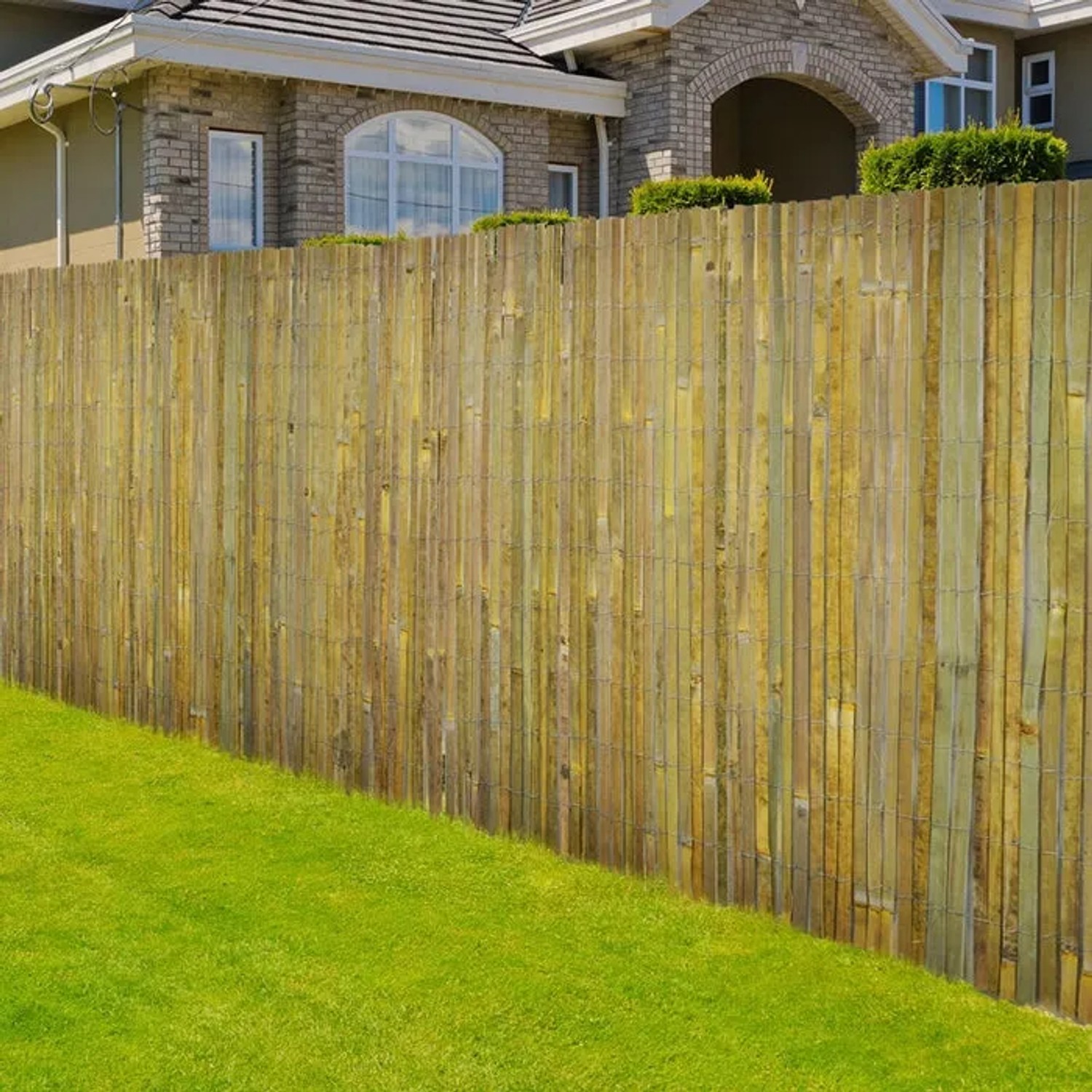 Bambus Sichtschutzzaun Brasil (100x300 cm) im Garten als dekorativer und natürlicher Wind- und Blickschutz.