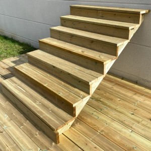 Vinuovo Außentreppe aus Holz mit 7 Stufen und Setzstufen, 140 cm breit.