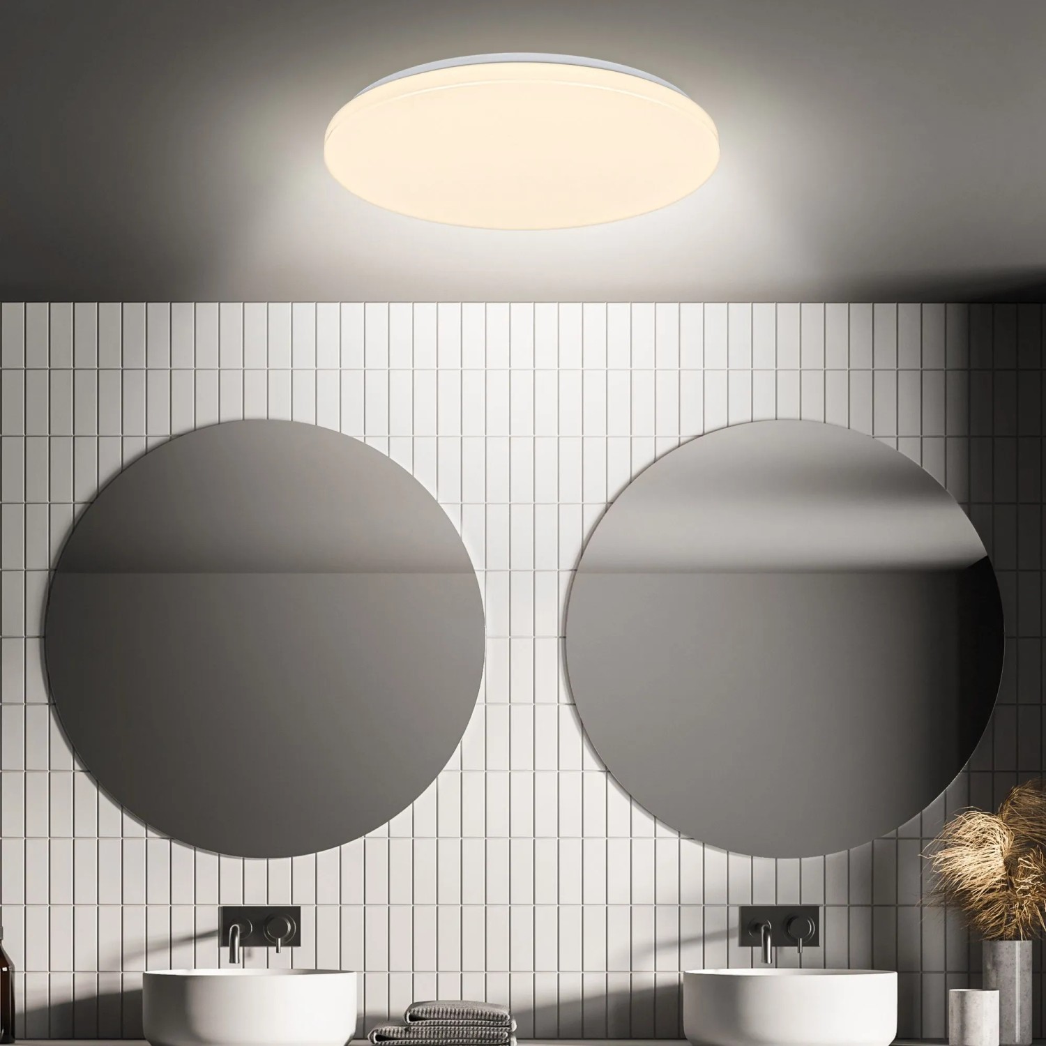 Weiße Brilo LED-Deckenleuchte Ø 27 cm mit Bewegungsmelder & Dämmerungssensor in modernem Bad.