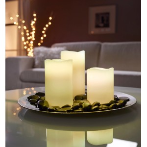 3-teiliges LED-Kerzen Set mit Farbwechsel auf Dekoteller mit Steinen, für stimmungsvolle Beleuchtung.