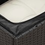 Detailaufnahme: Schwarze Rattan Garten-Sofagarnitur mit wasserdichtem Staufach und cremefarbenem Kissen.