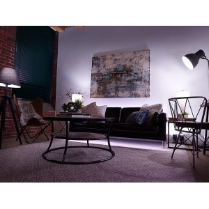 Wohnzimmer mit indirekter Beleuchtung durch Osram E27 LED-Leuchtmittel in Glühlampenform.