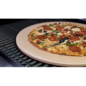 Char-Broil Pizzastein mit Pizza auf Grillrost. Grillutensil aus Keramik, 38 cm Durchmesser.