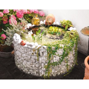 Runder Gabionen-Hochteich (Ø 92cm) mit Steinen, Pflanzen und Deko-Elementen im Garten.