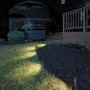 Mr. Beams LED-Wegeleuchten im 2er-Pack beleuchten einen Gartenweg bei Nacht.