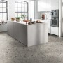 Moderner Wohnraum mit Egger Aqua-Laminatboden ELF021 NatureSense Triestino Terrazzo Grau.