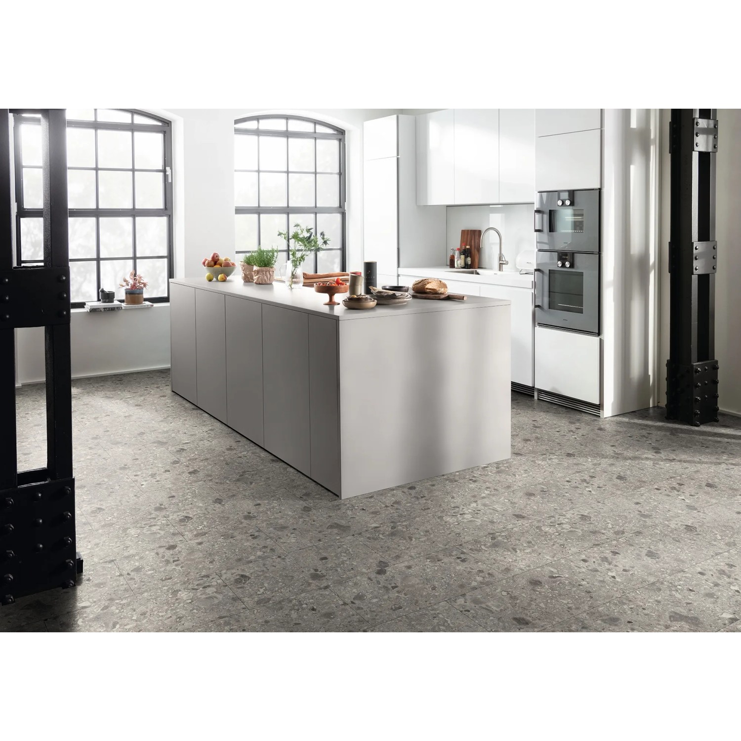 Moderner Wohnraum mit Egger Aqua-Laminatboden ELF021 NatureSense Triestino Terrazzo Grau.
