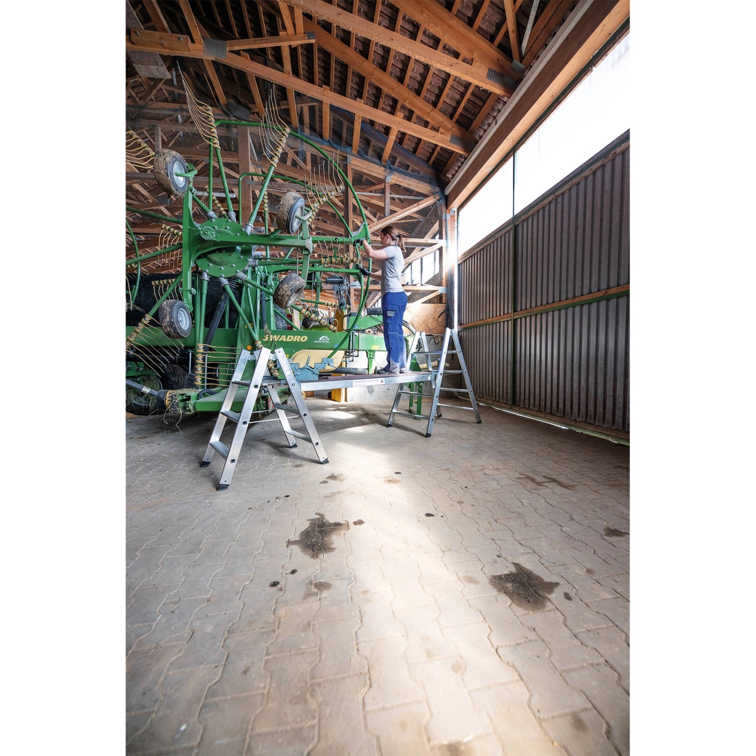 MUNK Klapptritt Alu Natur mit 4 Stufen, beidseitig begehbar, für sicheren Stand bei Arbeiten.