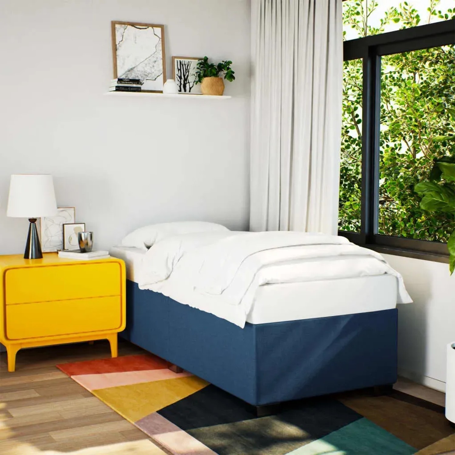 Blaues Boxspringbett (80x200 cm) mit Matratze und Auflage im Schlafzimmer.