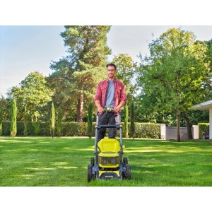 Ryobi Akku-Rasenmäher RY18LMX46A-250 mit Mann im Garten. 46 cm Schnittbreite.