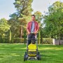 Ryobi Akku-Rasenmäher RY18LMX46A-250 mit Mann im Garten. 46 cm Schnittbreite.