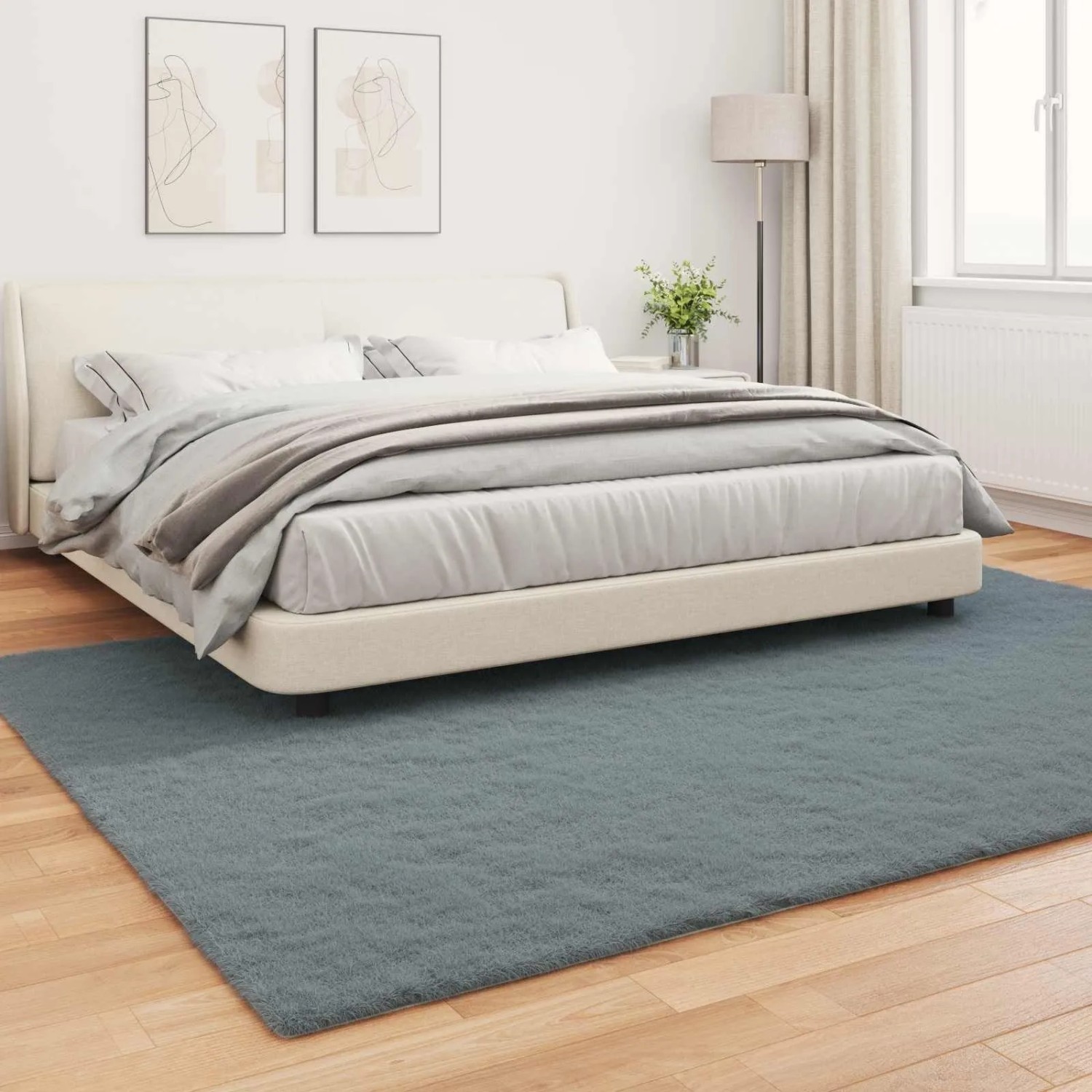 Großer vidaXL Olite Kunstfell Teppich in Anthrazit, 240x340 cm, aus weichem Polyester, im Schlafzimmer auf Holzfußboden.