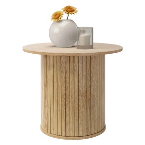 Runder, brauner Couchtisch in Holzoptik mit Deko (Vase, Kerze).