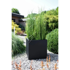 Anthrazitfarbener Vivanno Pflanzkübel Block 45x45x45 cm mit Bepflanzung im Garten.