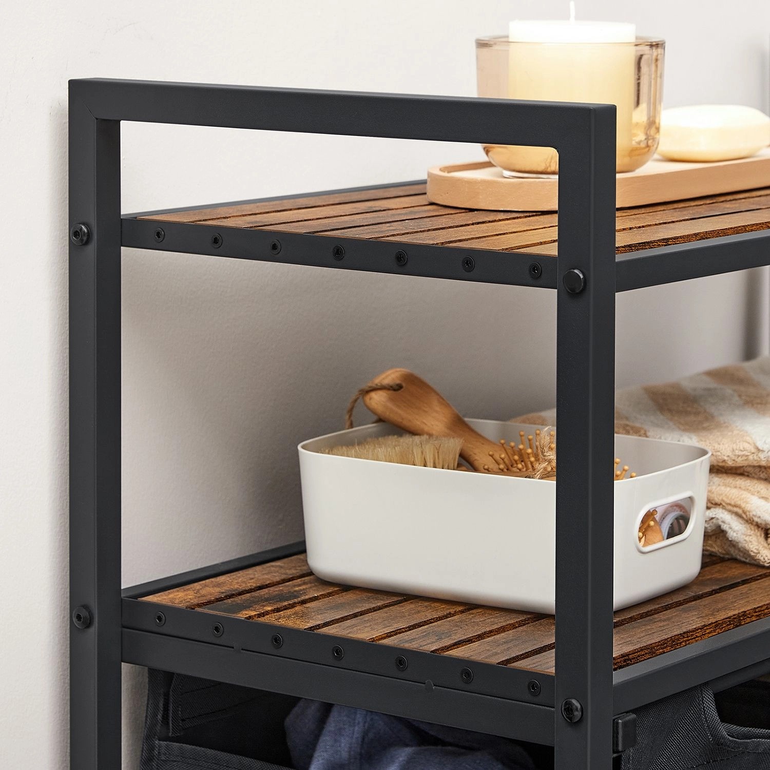 Detailansicht: Vasagle Wäschekorb mit 2 Fächern, braun-schwarzes Regal mit Ablagen.