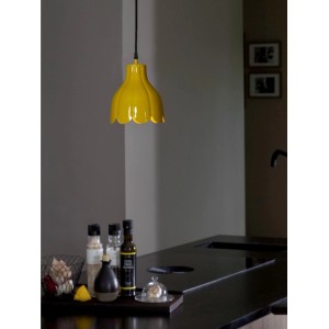 Gelbe PR Home Tulippa Pendelleuchte im skandinavischen Design. Blütenförmiger Lampenschirm.
