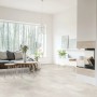 Heller Wohnraum mit Click-Vinylboden Omaha Concrete Fliese XL Town.