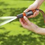 Gardena Reinigungsspritze in Aktion: Wasserstrahl für die Gartenreinigung.