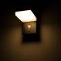 Schwarze Solar-Wandleuchte mit Sensor, 600 lm, warmweißes Licht, geeignet für den Außenbereich.