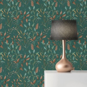 Dekorative Tadessi Vliestapete in Petrol mit floralem Muster aus grünen und braunen Blättern, teils verdeckt von einer Lampe.