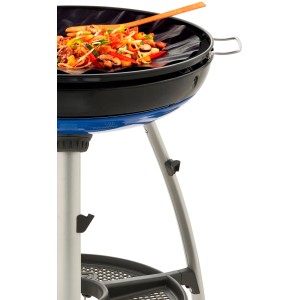 Cadac Antihaftfolie auf Grill mit Gemüse und Holzspatel. Grillutensil für fettarmes Grillen.