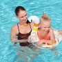 Mädchen mit Bestway Schwimmring (Schwan) mit Glitzer im Pool.