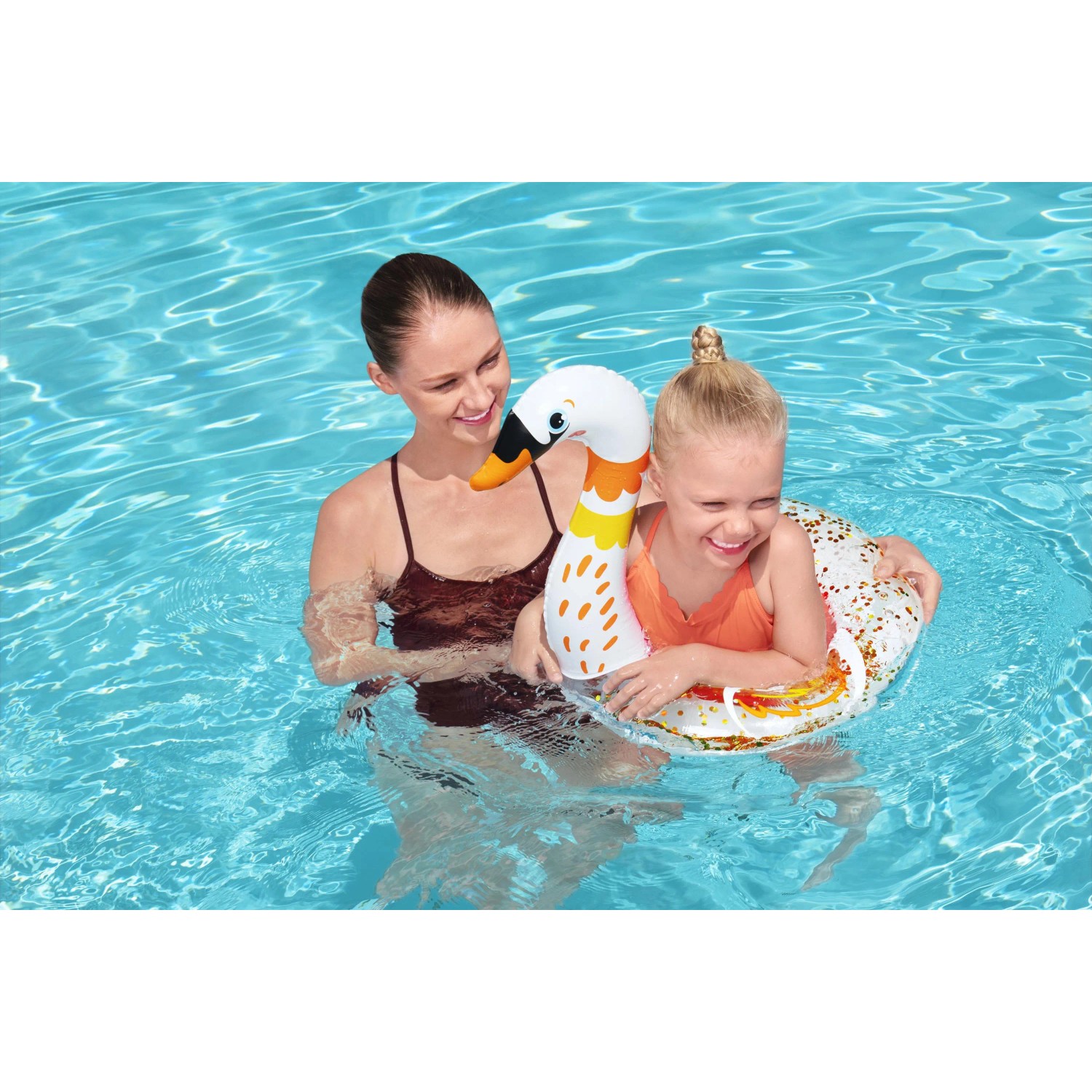 Mädchen mit Bestway Schwimmring (Schwan) mit Glitzer im Pool.