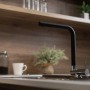 VIZIO Küchenarmatur für Vorfenster-Montage, umklappbar, Chrom/Schwarz Granit, 360° schwenkbar.