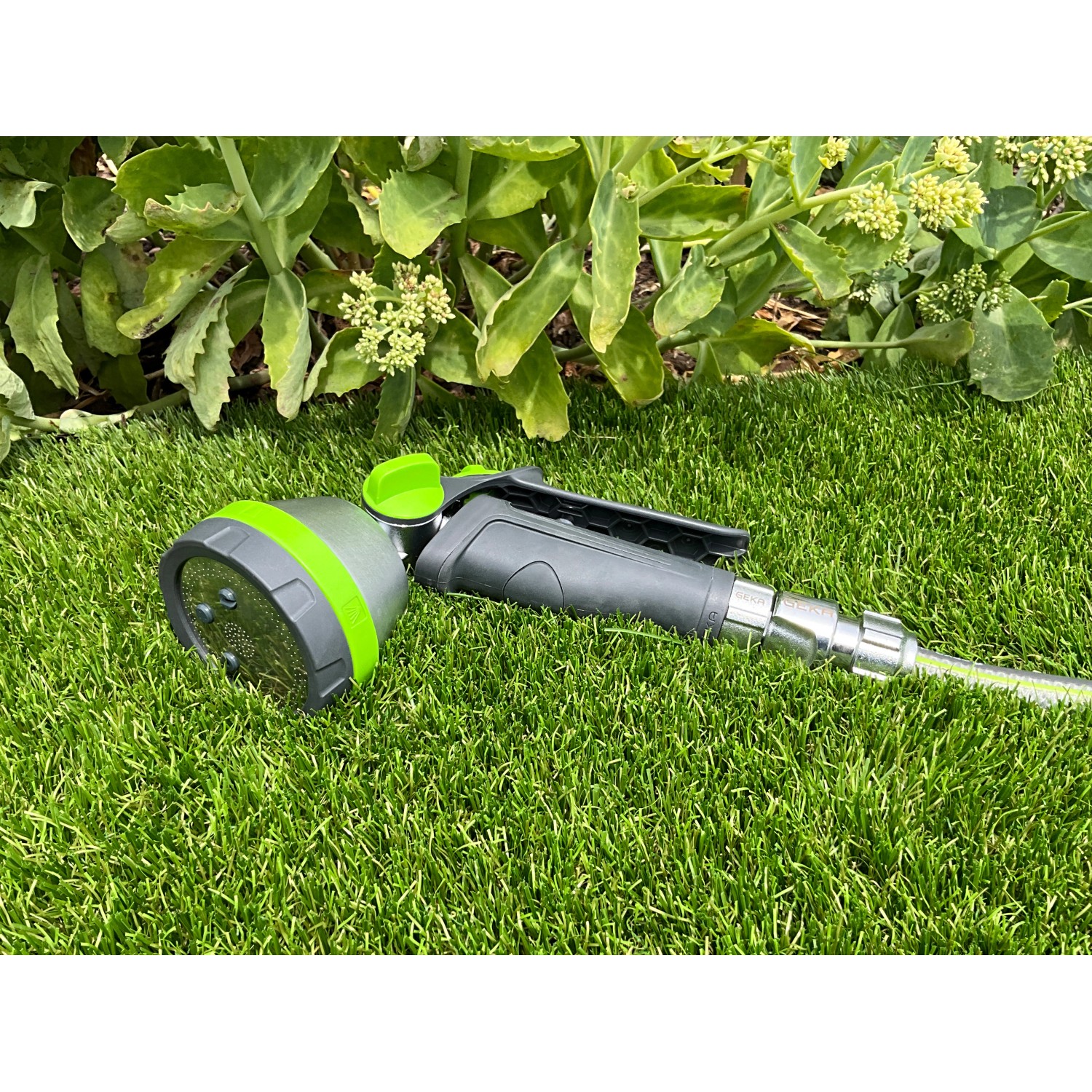 Geka Multibrause Plus 5S Grau auf Rasen, Gartenspritze mit 5 Strahlarten.