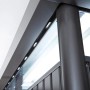 Detailansicht: Biohort HighLine Gerätehaus, dunkelgrau-metallic, mit Oberlichtern.