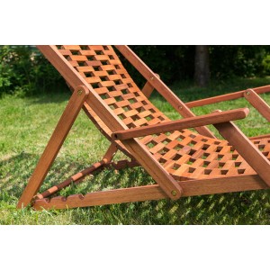 Gartenliegestuhl Aurora aus geöltem Eukalyptusholz mit klappbarem Design für den Garten.