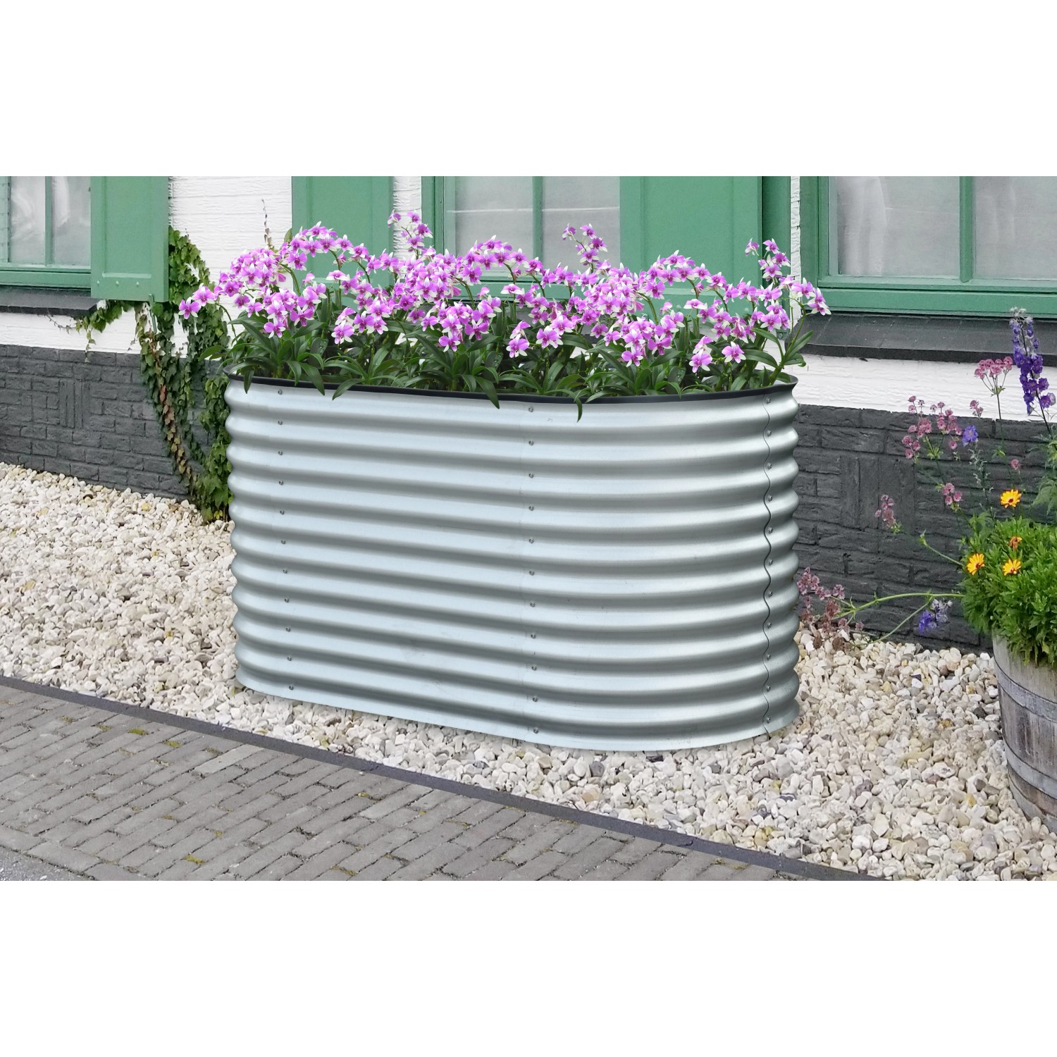 Silbernes Floraworld Hochbeet Welle, 160x80x82 cm, bepflanzt mit lila Blumen.