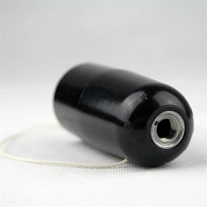 Schwarze E27 Lampenfassung aus Kunststoff mit Zugschalter. Metallgewinde sichtbar. Für Leuchten.