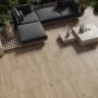 Cersanit Terrassenplatten Feinsteinzeug Wood Moments hellbraun, verlegt auf einer Terrasse mit Lounge Möbel.