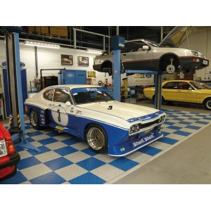 Verlegtes Schachbrettmuster mit Florco Kunststoff-Klickfliesen in Weiß-Alu und Blau in einer Werkstatt mit Autos.