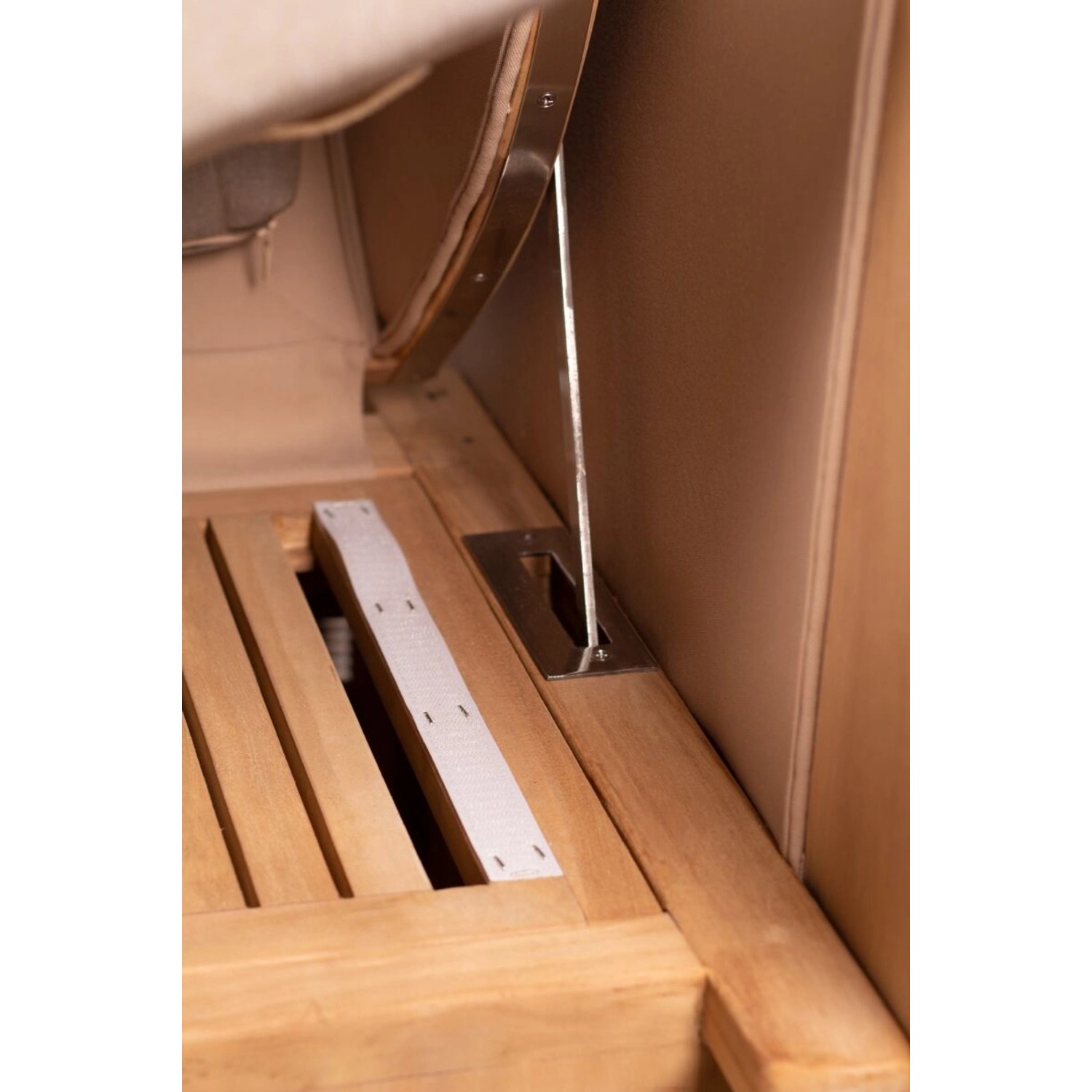 Detailansicht: Liftersystem des Teak Strandkorbs Ammersee Single für verstellbaren Oberkorb.