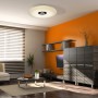 Weiße LED-Deckenleuchte Nashville von Näve im Wohnzimmer, dimmbar mit Bluetooth Lautsprecher.