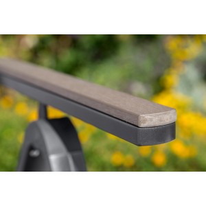 Detailaufnahme: Armlehne Gartensessel Trivero, Diamantbraun, Polywood-Optik.