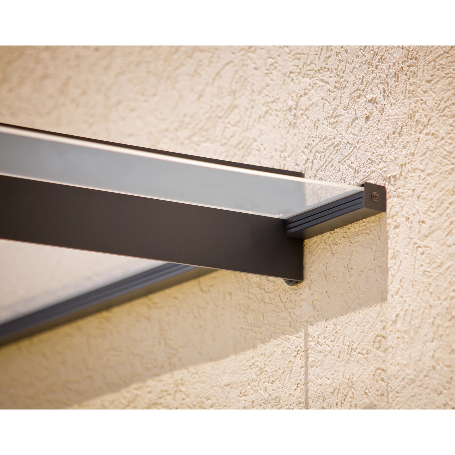 Detailaufnahme: Palram Canopia Vordach Nancy, anthrazitfarbenes Gestell, klare Platte.