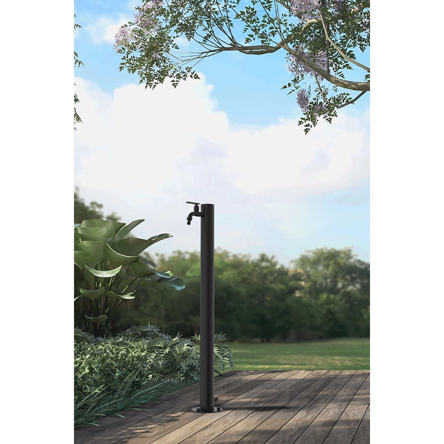 Schwarze GardWell Wasserzapfstelle Comfort Round im Garten, 93 cm hoch.