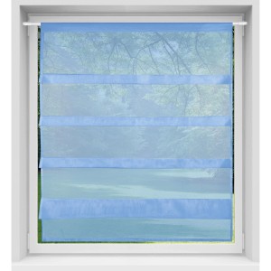 Blaue Bistrogardine mit Raffoptik und Stangendurchzug im Fenster.
