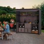 Sunjoy Gartenhaus Mambo mit Outdoor Küche und Grill im Garten.