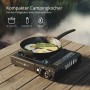 Evocamp Camping Gaskocher mit Kartuschen und Koffer. Kompakter Kocher mit Pfanne auf Holztisch.