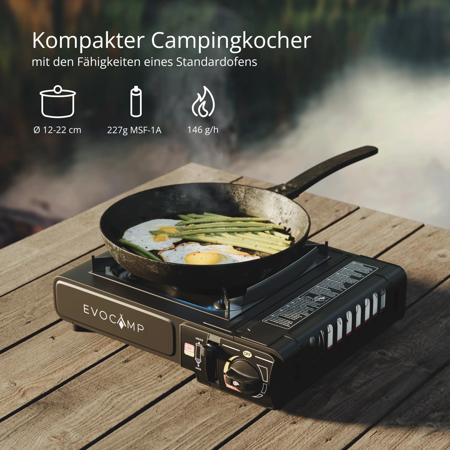 Evocamp Camping Gaskocher mit Kartuschen und Koffer. Kompakter Kocher mit Pfanne auf Holztisch.